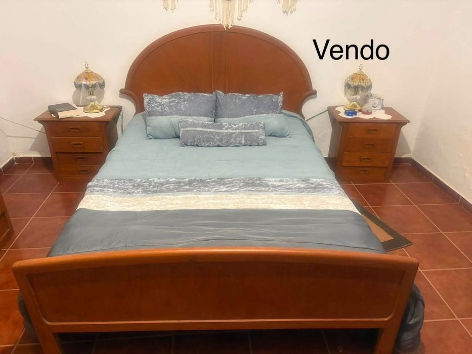 Cama e duas mesas cabeceira