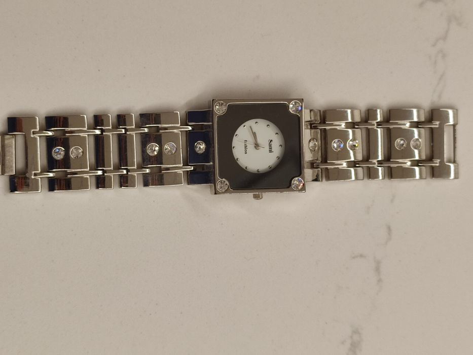 Relógio Sami prateado com aplicações em brilhantes