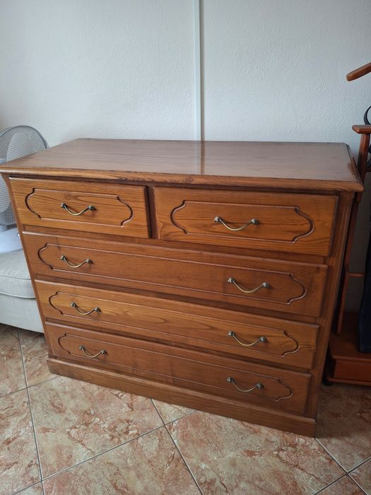 Cómoda em madeira