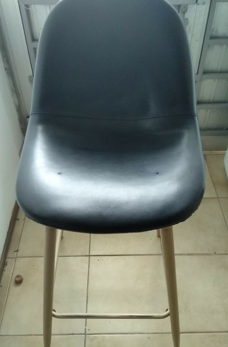 Cadeira de pés altos em pele