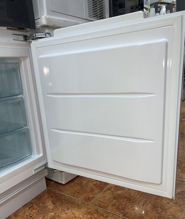 Морозильна камера маленька під стільницю F 31202 Ui-1