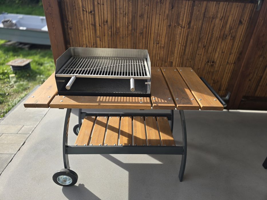 Nowy grill  ze  stołem