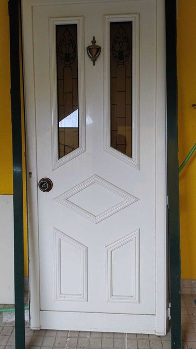 Porta exterior de alumínio  com vidro opaco