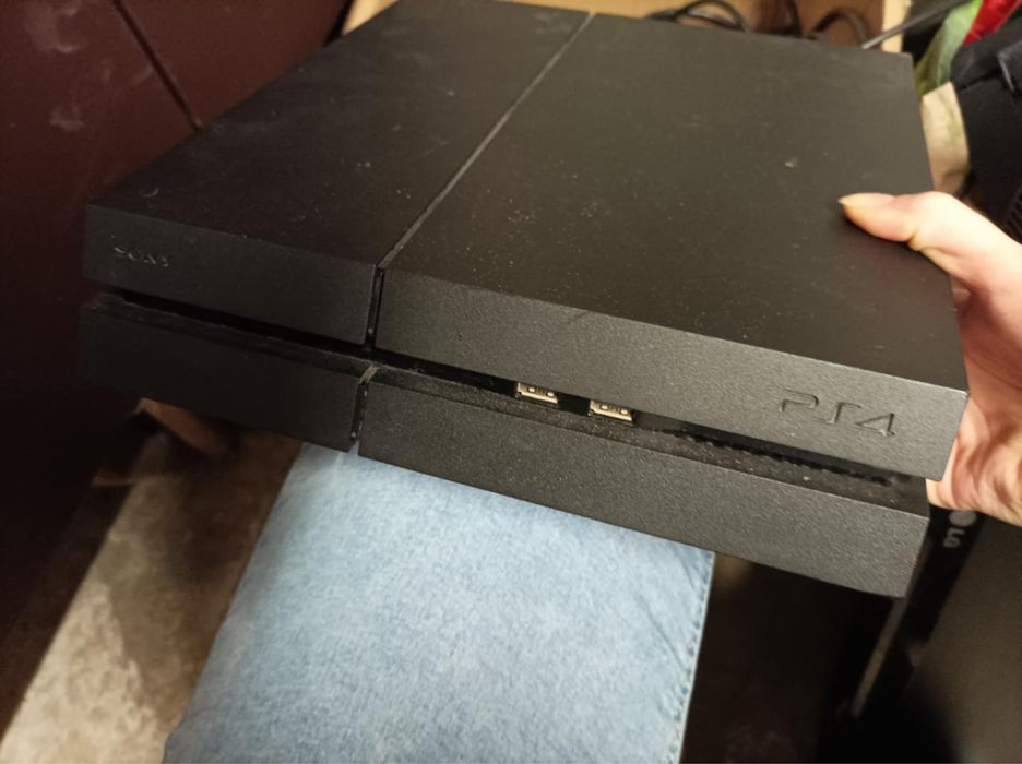 Sprzedam ps4 z padem i gta wraz z padem