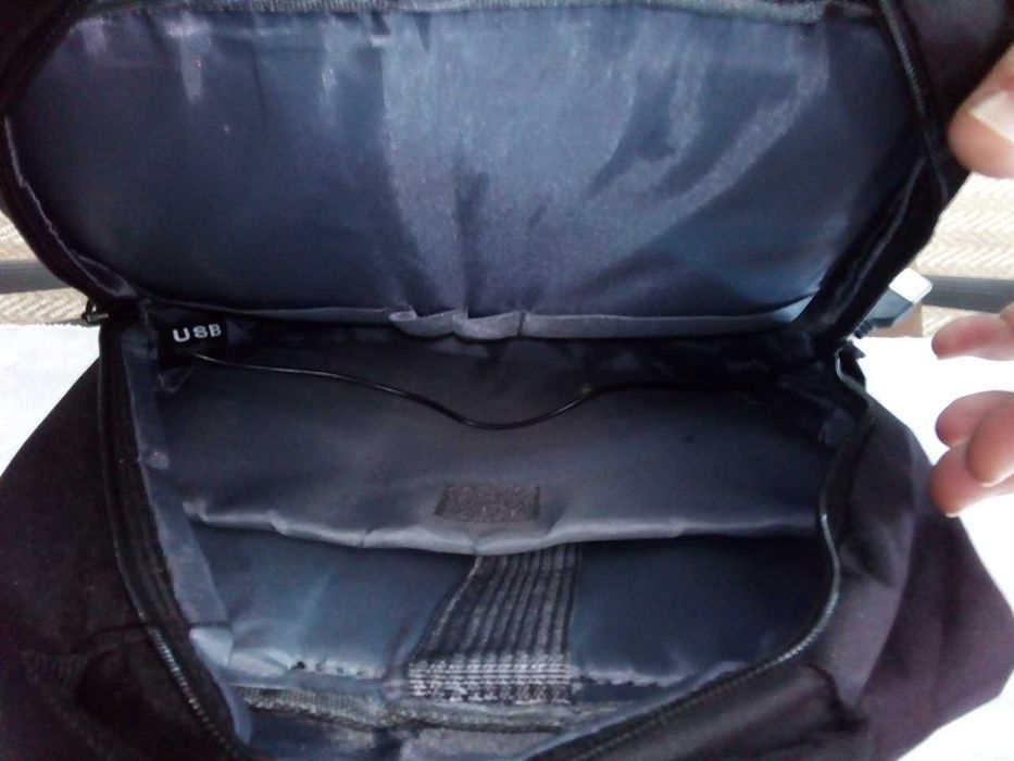 Mochila de viagem com saída para ligação USB, como NOVA!