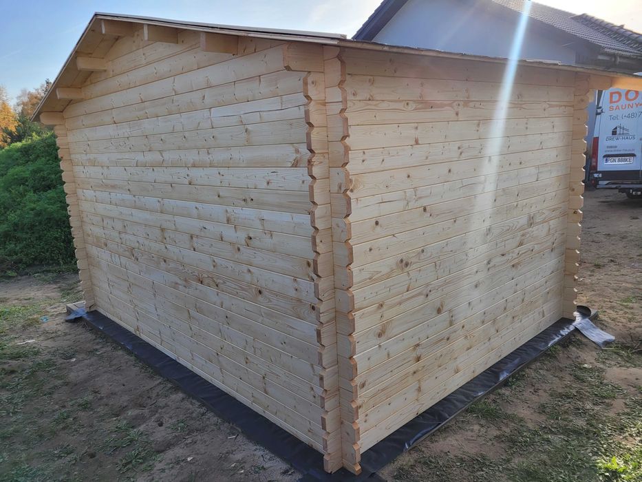SOLIDNY domek drewniany letniskowy z oknem i zadaszeniem* 400 x 380 *