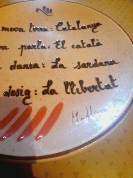 Prato pintado a mão  e assinado.