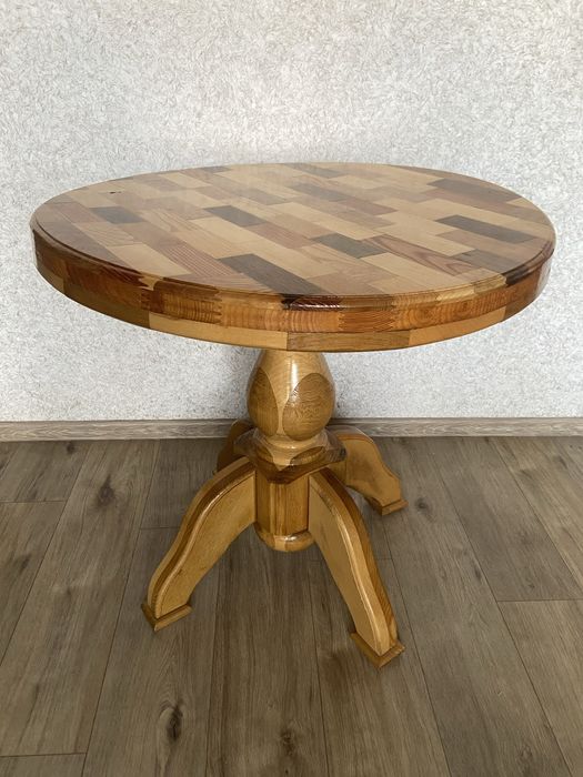 Стіл деревʼяний круглий