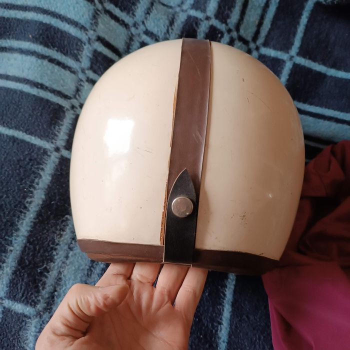 Kask Orzeszek z epoki PRL-u