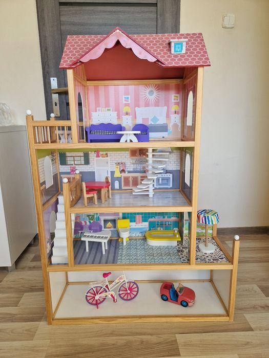 Drewniany domek dla lalek