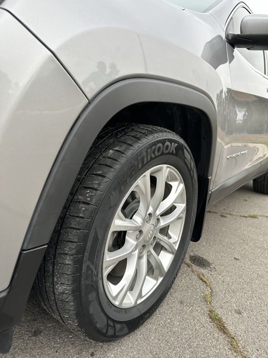 Автомобіль Jeep Cherokee