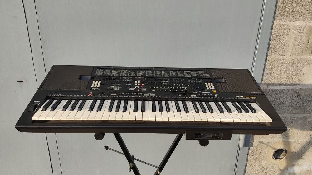 Yamaha PSR-SQ16 — професійний синтезатор із секвенсором + стійка