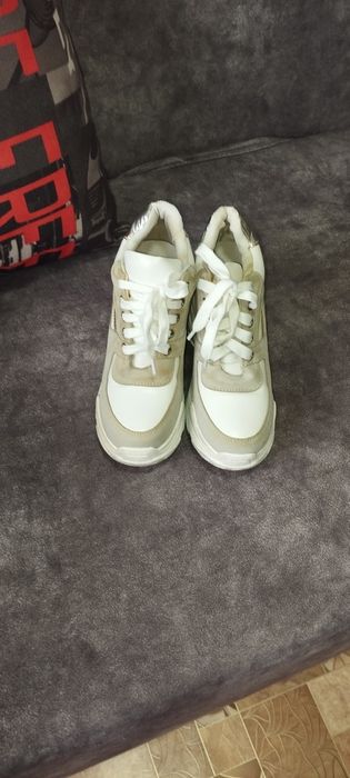 Кроссовки на танкетке р.37