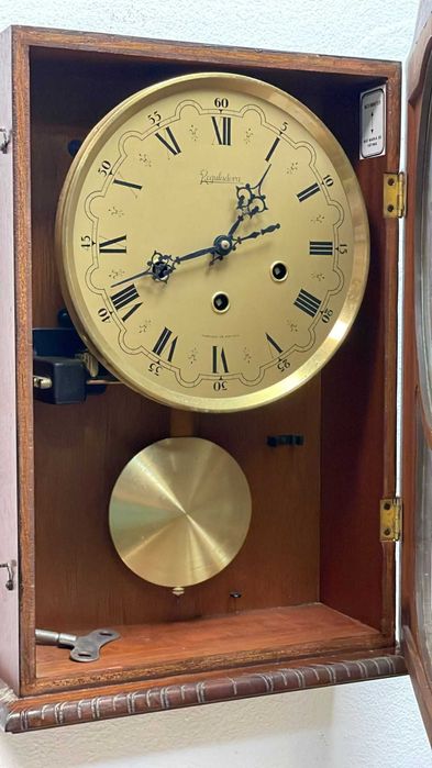 Relogio antigo, operacional da reguladora 6 martelos e duas musicas.