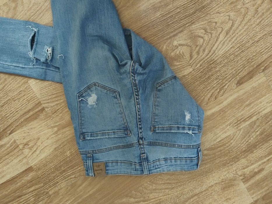 Jeansy damskie rozmiar 34 firmy Bershka