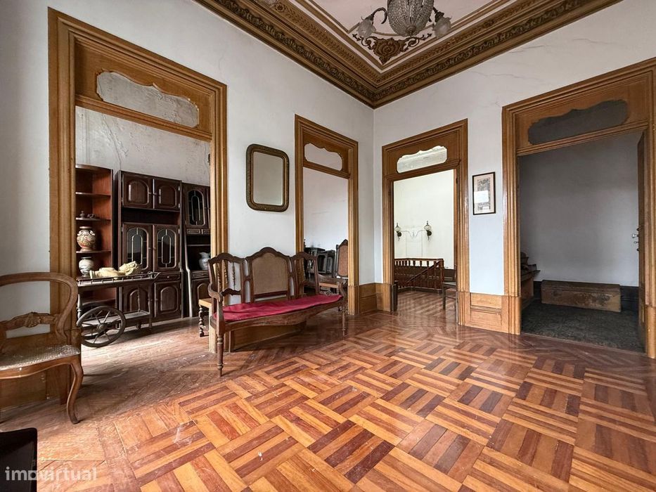 Moradia de Traça Apalaçada com Lojas  no Centro Histórico de Ovar