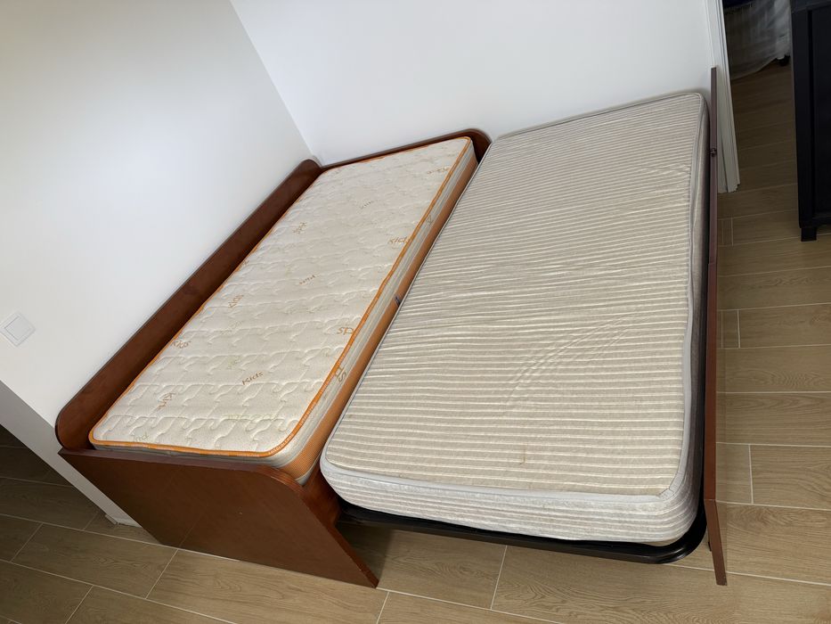 Cama de madeira com colchao  2 em 1