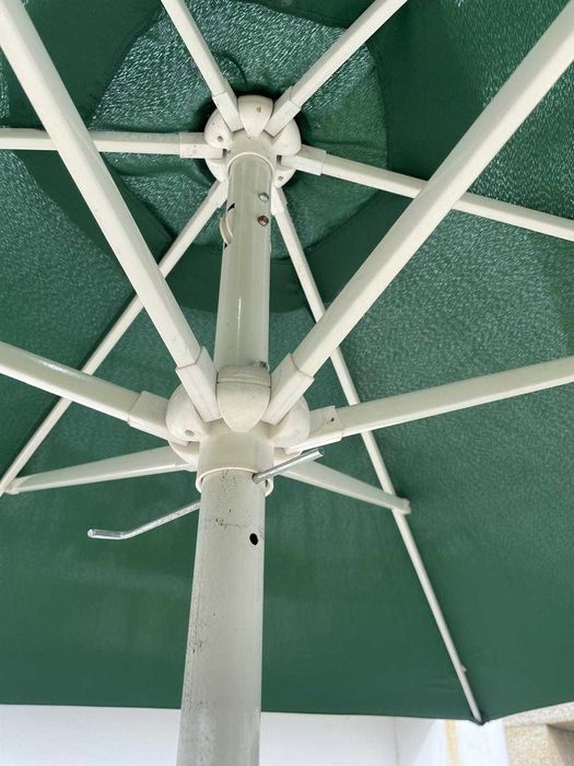 Base branca para guarda-sol com guarda-sol incluído