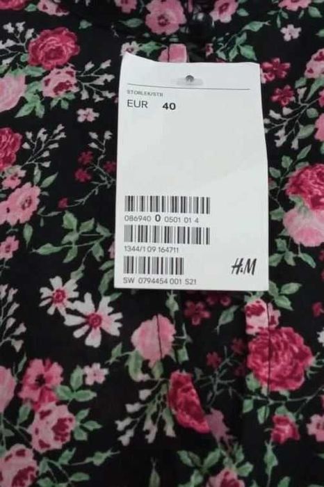 Sukienka z ozdobnymi falbankami