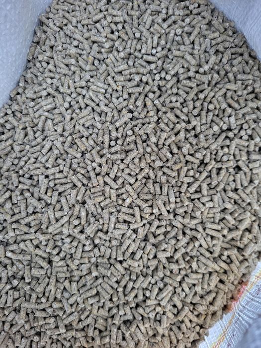 Повнораціонний корм для курей несучок.