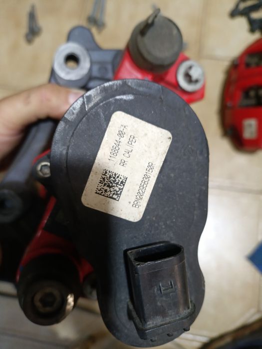 Тормозний супорт задній Tesla model 3 performance