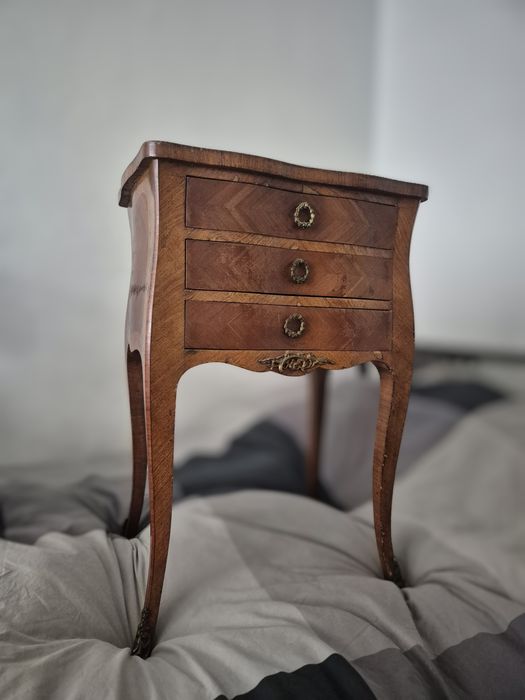 Elegancka szafka ludwikowska – styl Ludwik XV, drewno