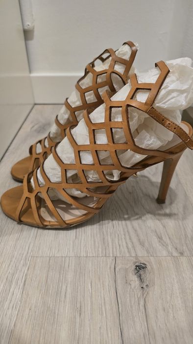 Sandalias em pele marca ruika