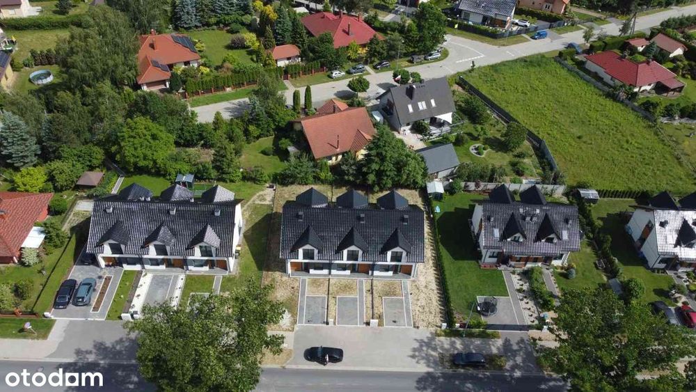 Nowoczesny dom szeregowy z użytkowym poddaszem