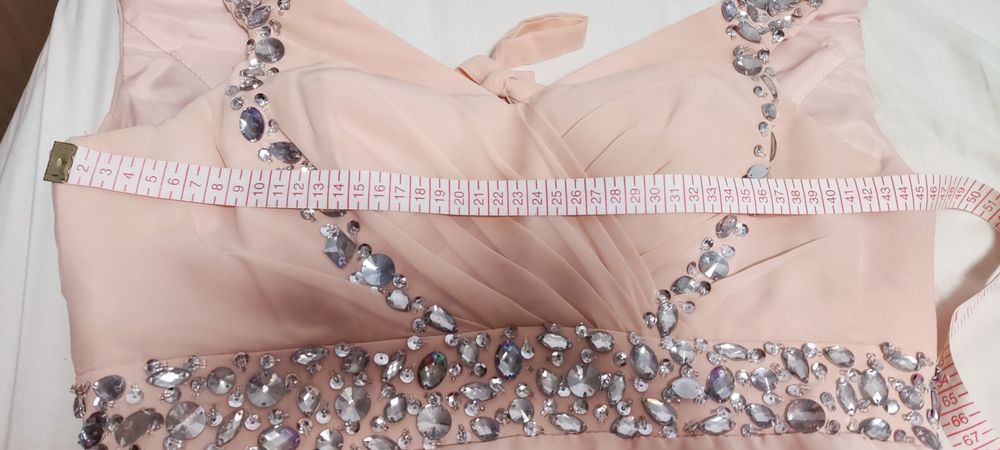 Vestido de cerimónia salmão de alças e comprido com aplicos prateados