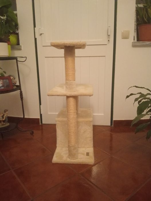 Arranhador de gato com casinha