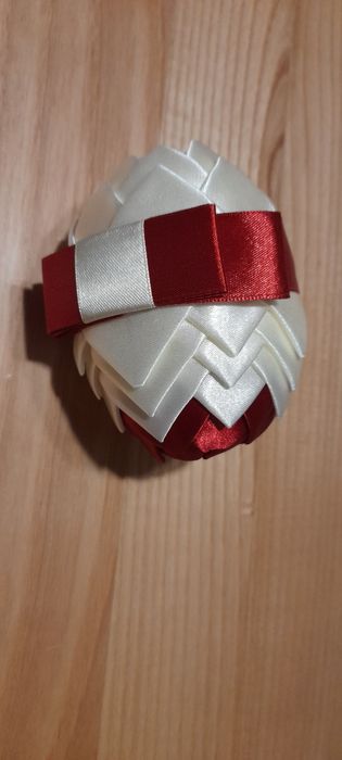 Jajko styropianowe ozdobione wstążka.