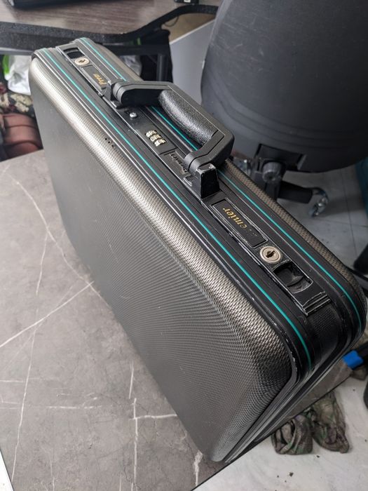 Портфель-Дипломат недорого. Треть цены. Крепкий пластик. Всё целое.