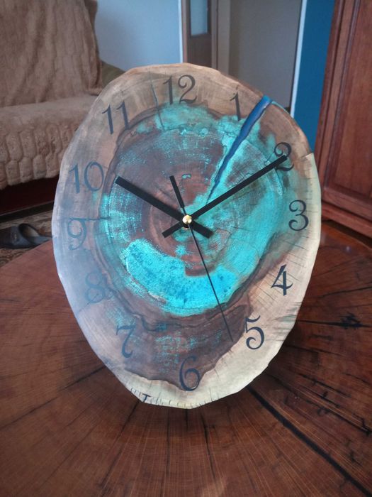 Zegar na ścianę z drewna i żywicy