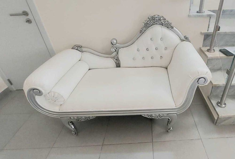 Divã Recamier / Chaise Longue Estilo Barroco (Branco e Prata) – Excelente Estado