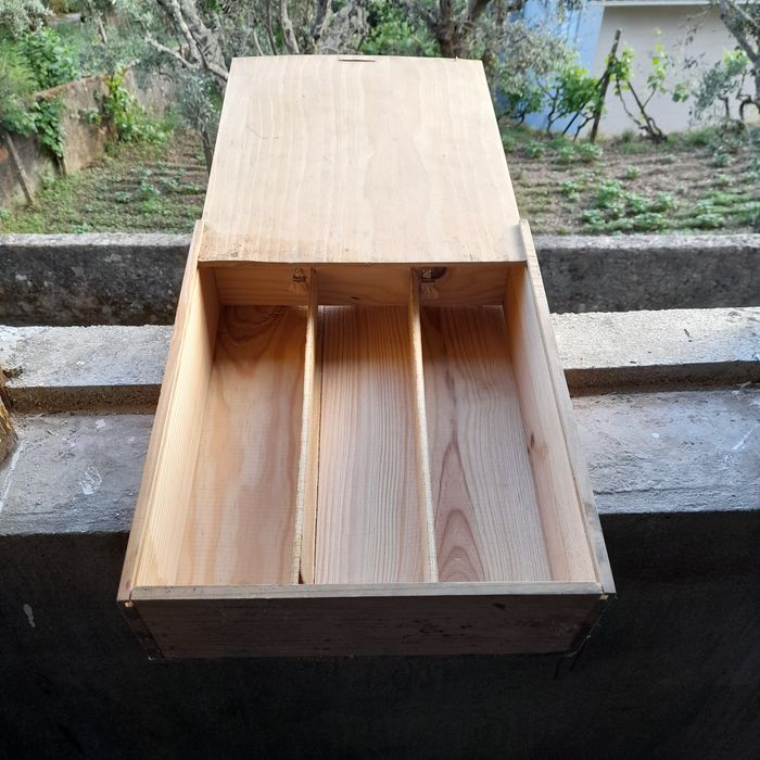 Caixa para vinho e utilitária