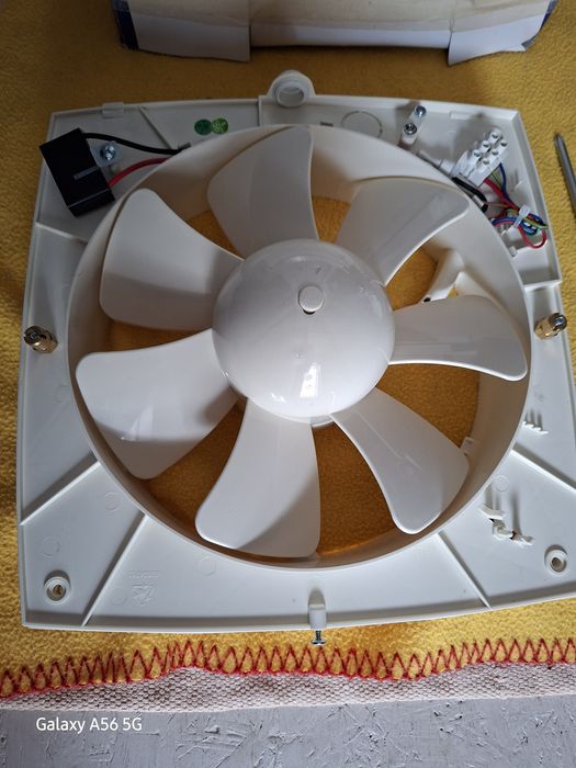 Extrator para parede e vidro