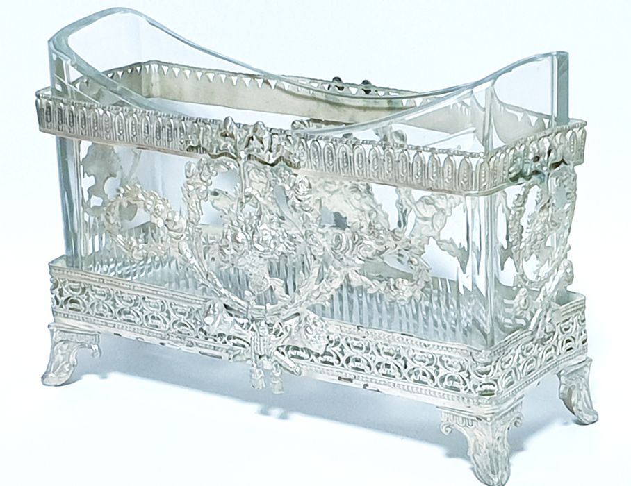 Rara pequena antiga jardinieira com armação banhada em prata Sec. XIX