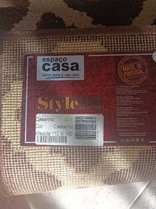 Tapetes em tons castanho para a sala
