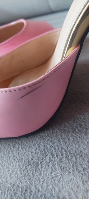 Różowe laczki klapki na obcasie