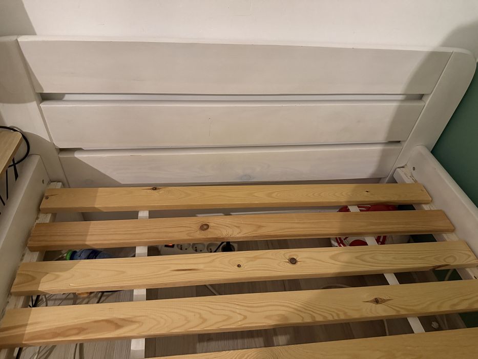 Drewniane łóżko młodzieżowe