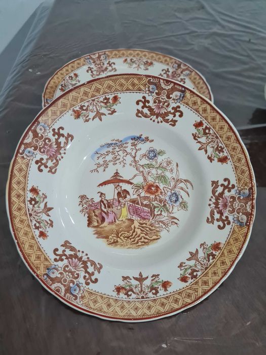 Conjunto de 20 pratos em louça antigos