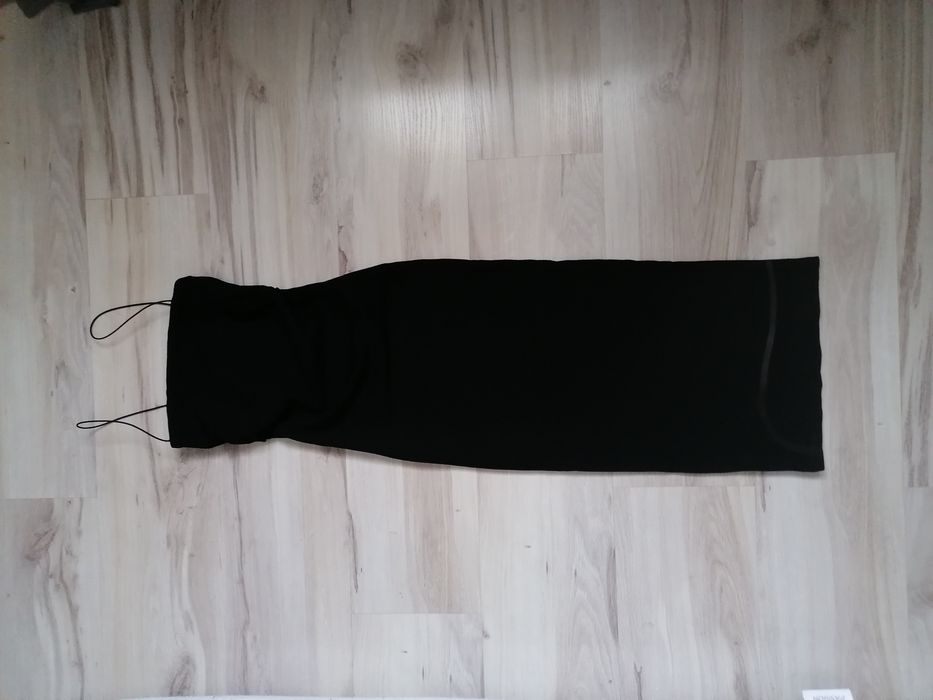 sukienka midi elegancka dopasowana do kolan bershka
