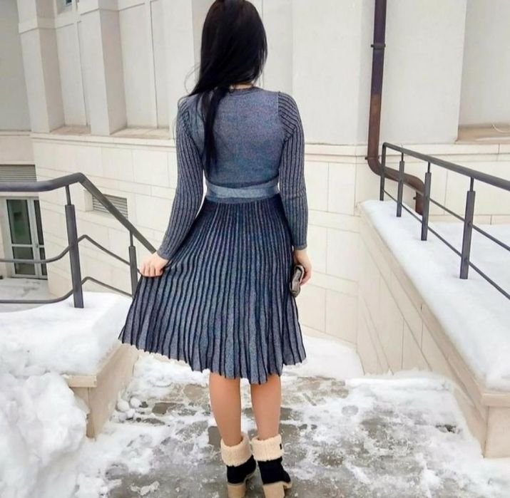 Теплое трикотажное платье миди с люрексом и юбкой плиссе.