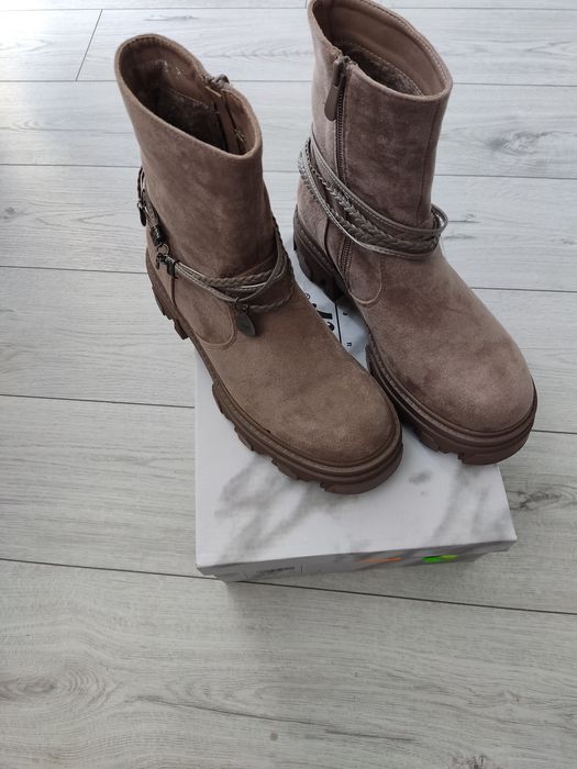 Nowe damskie  botki zamszowe