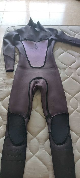 Fato de surf, pés de pato e pranchas de body surf