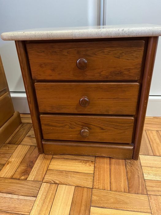 2 camas individuais com uma mesa de cabeceira