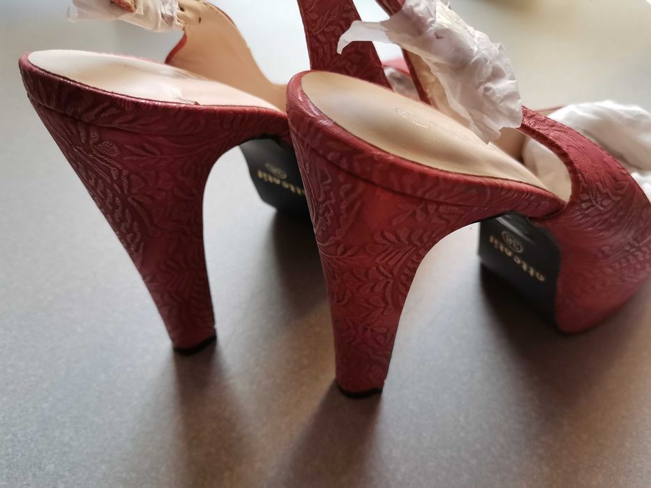 Nowe sandały na obcasie czerwone