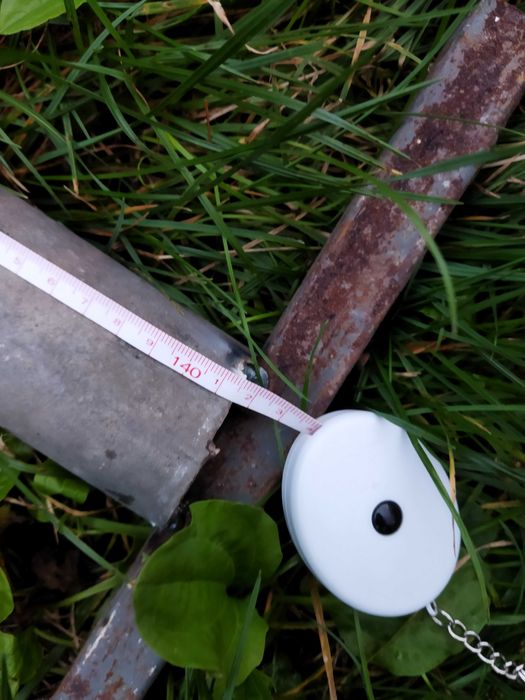 Bramka do ogrodzenia ze słupkami .