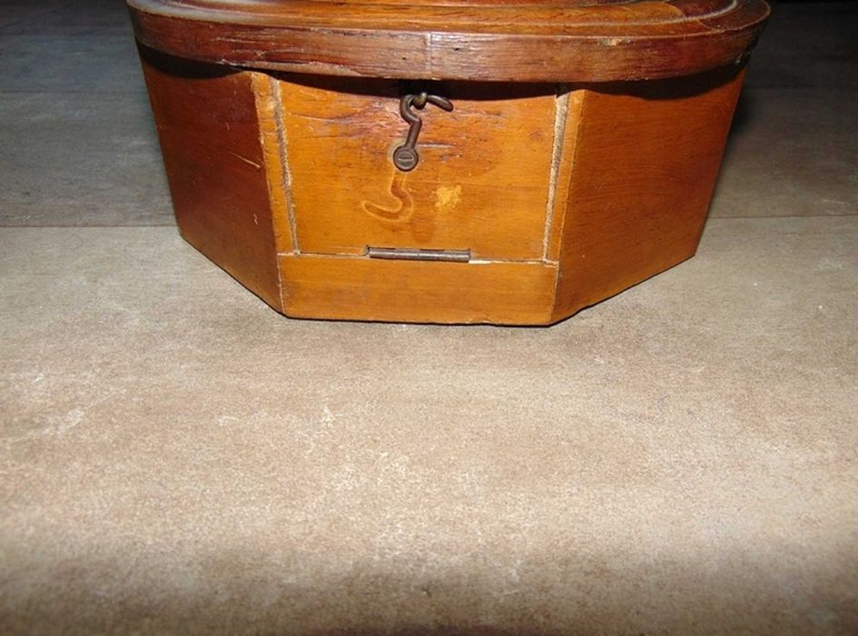 Przedwojenny wiszący okrągły zegar drewniany,sygn.D.C.