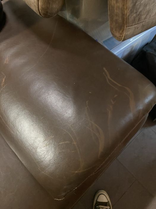 Sofá em pele castanho